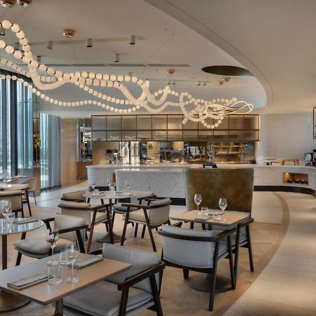 Pullman Auckland Airport Hotel Buitenkant foto The restaurant at the top of the hotel