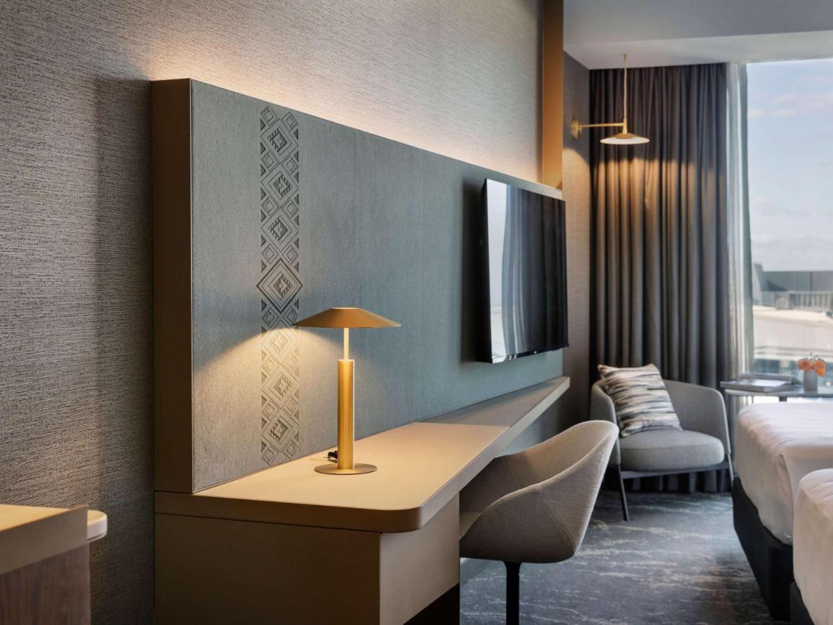 Pullman Auckland Airport Hotel Buitenkant foto A guest room at the hotel
