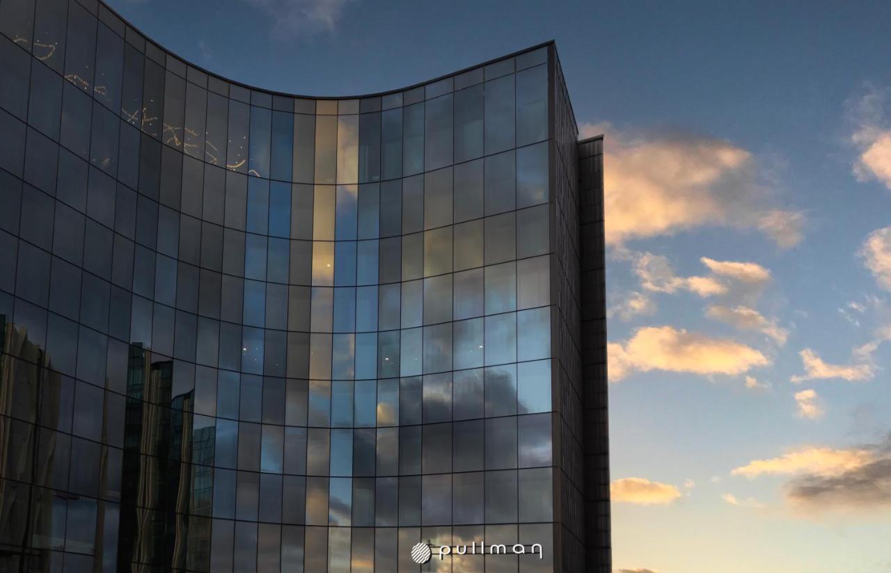 Pullman Auckland Airport Hotel Buitenkant foto The building at sunset