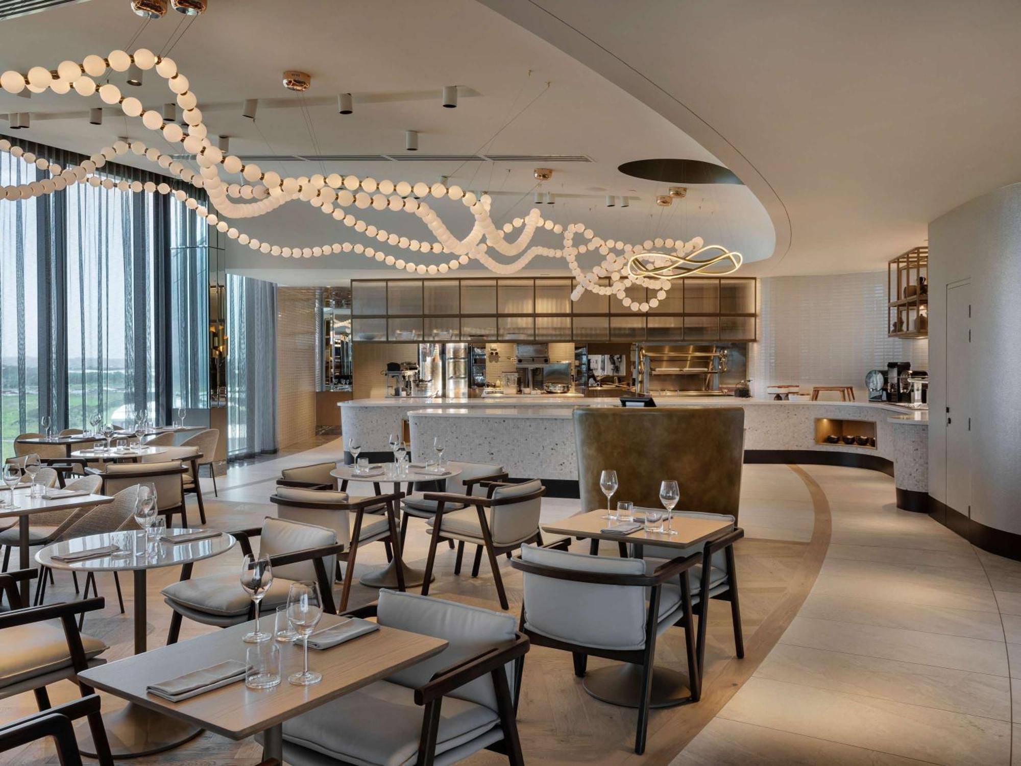 Pullman Auckland Airport Hotel Buitenkant foto The restaurant at the top of the hotel