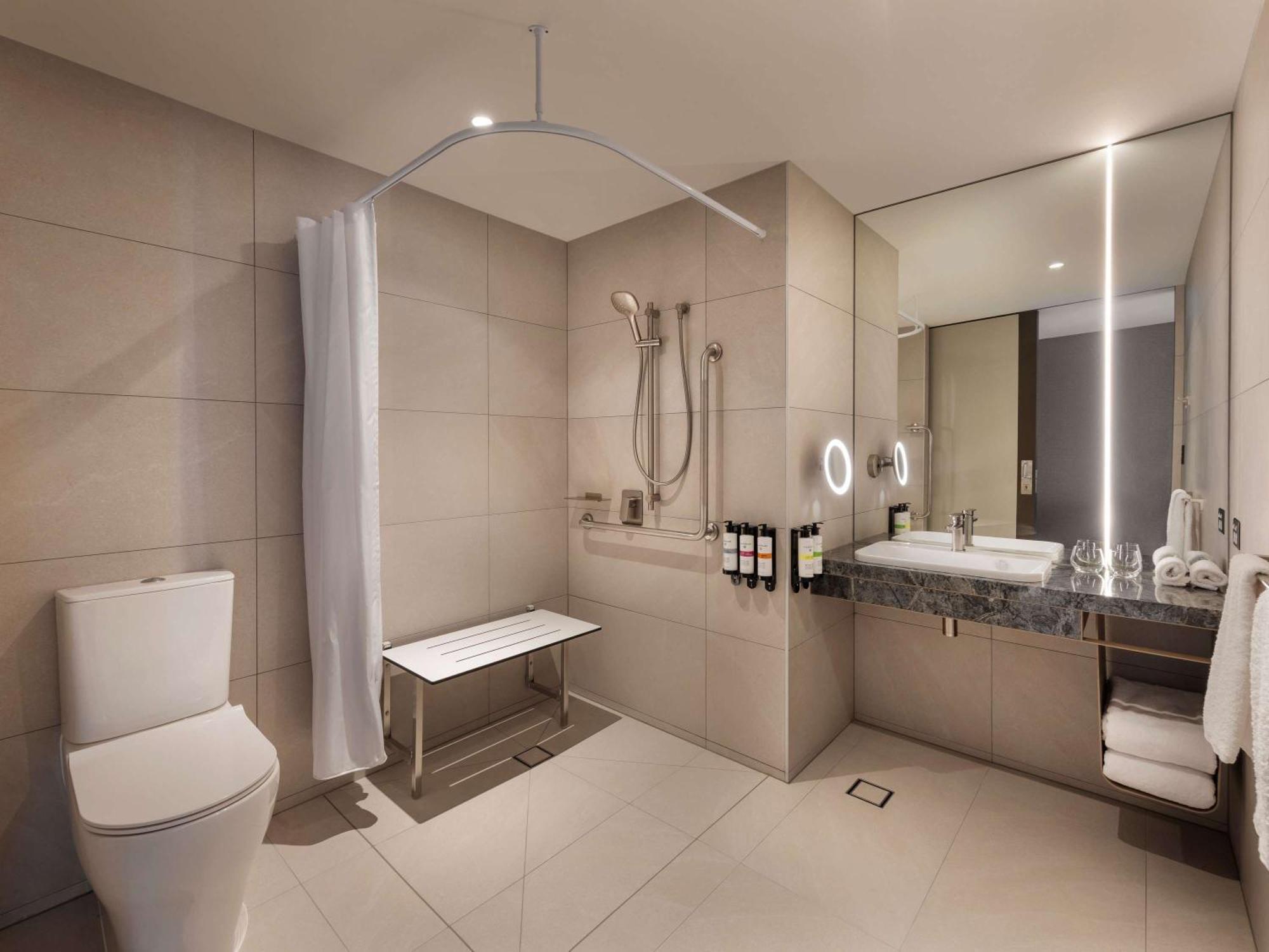 Pullman Auckland Airport Hotel Buitenkant foto A typical bathroom in a hotel
