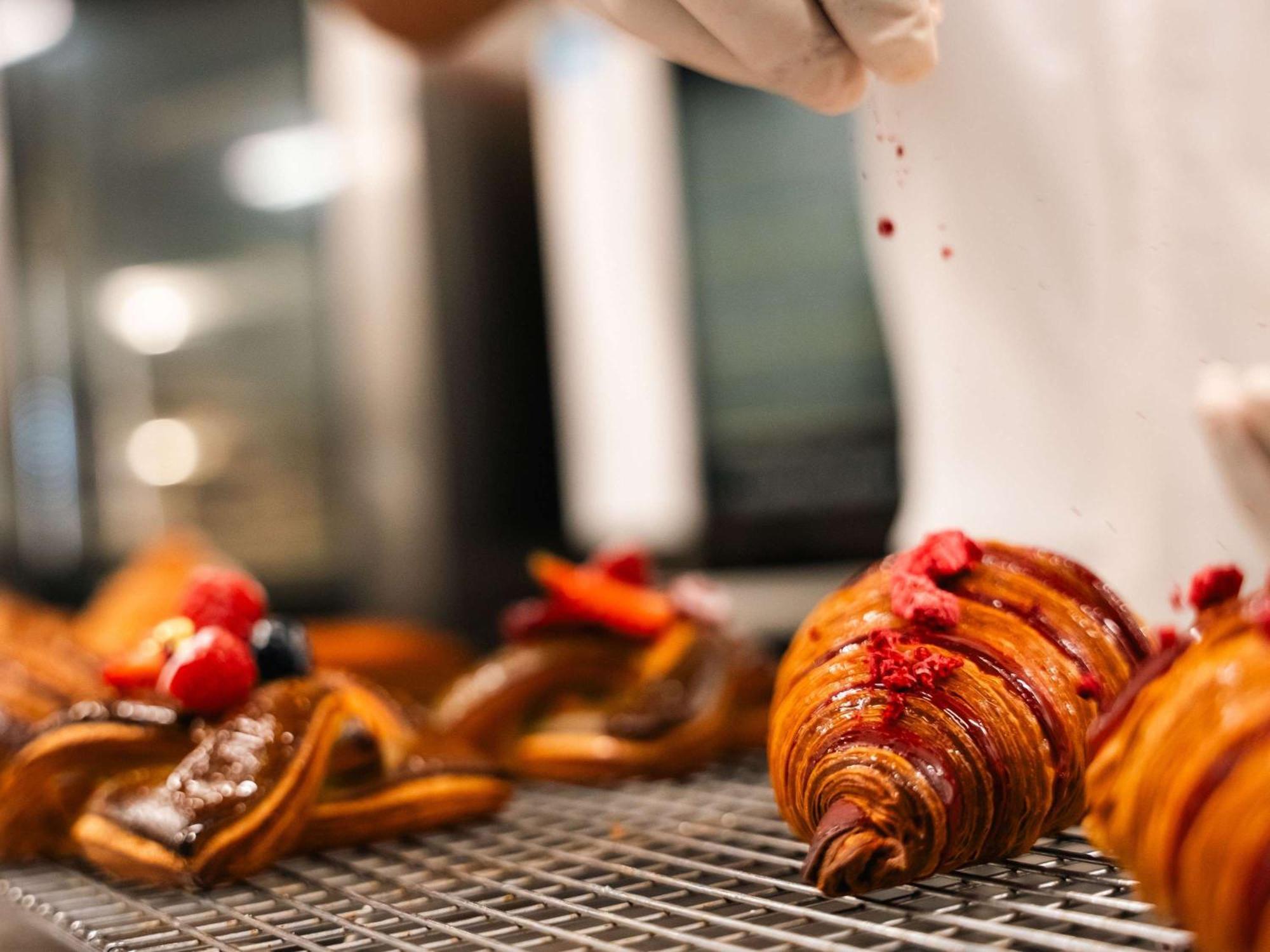 Pullman Auckland Airport Hotel Buitenkant foto Croissants being dusted with powdered sugar